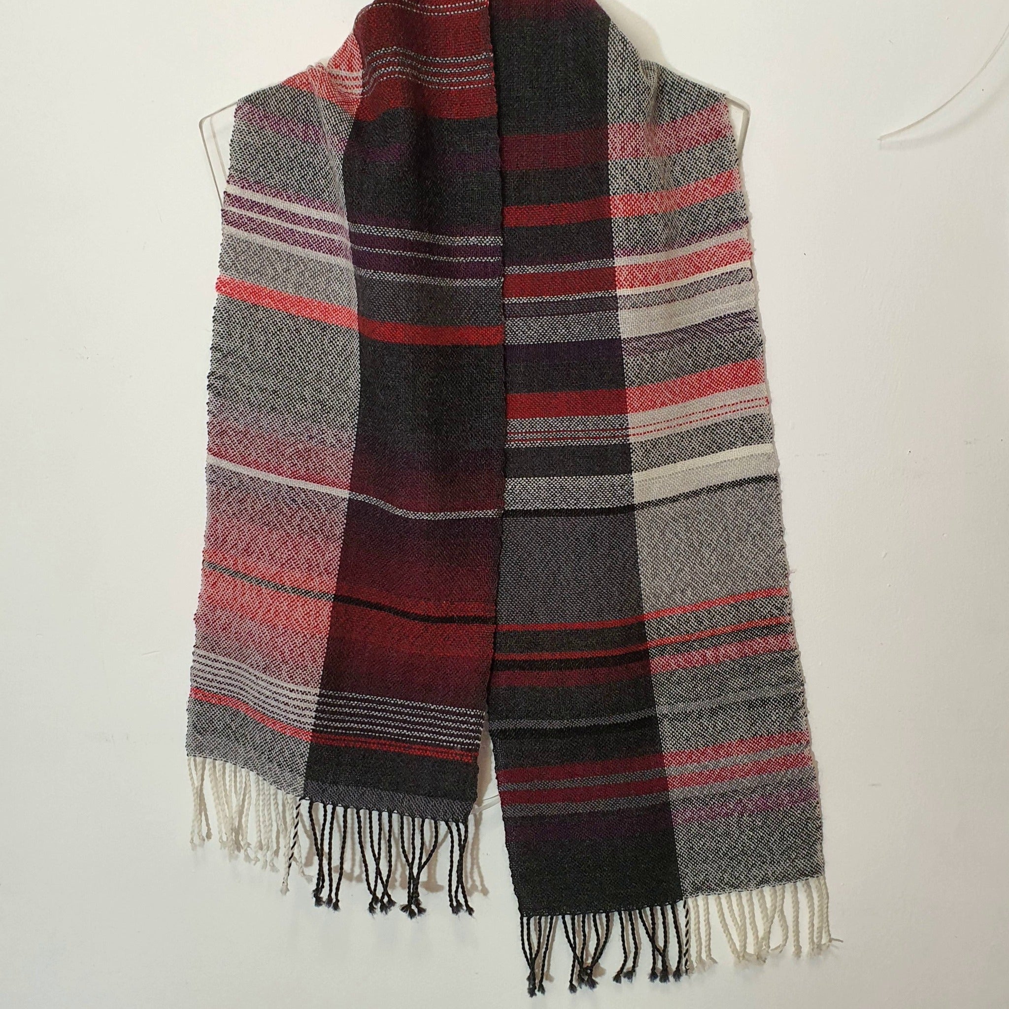 plain weave scarf showing  weft  stripes