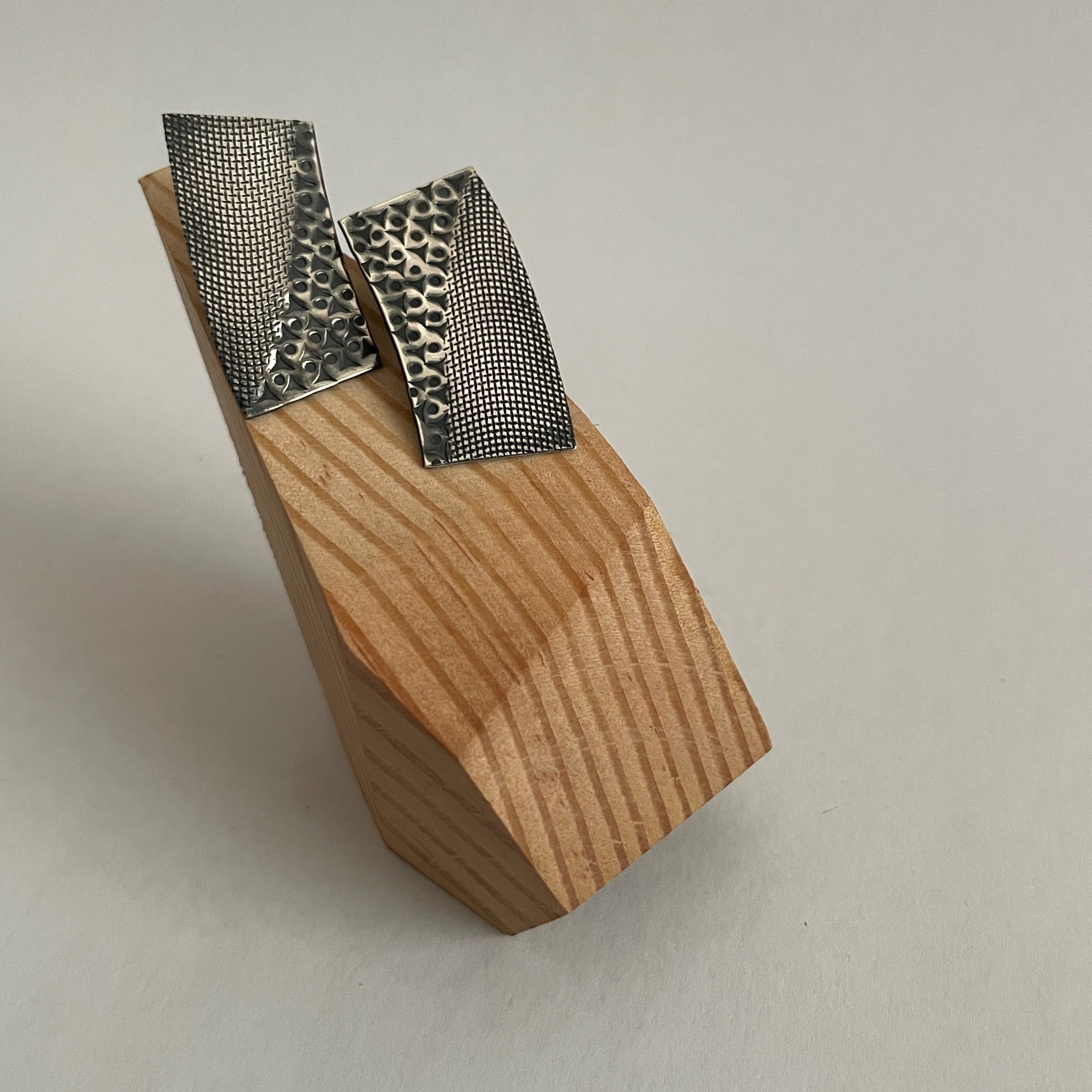 Mesh printed and hand forged stirlingsilver stud earrings by Pam de Groot